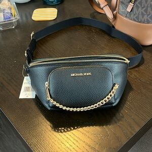 Micheal Kors crossbody JET SET bag